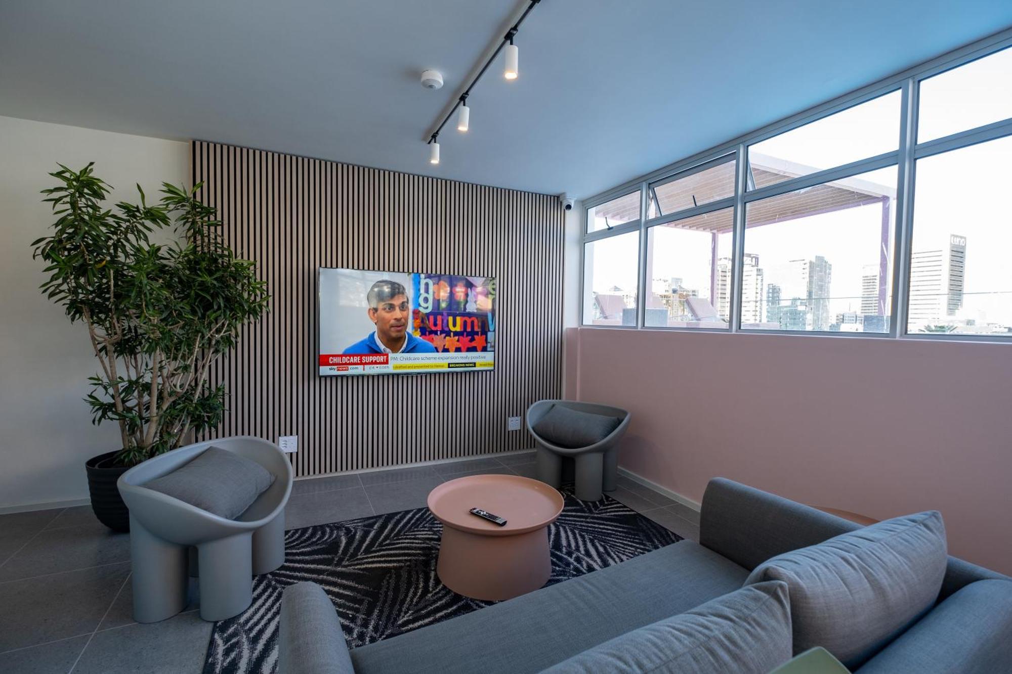The Rose 107: Modern Corner Unit With Balcony ~ Cape Town