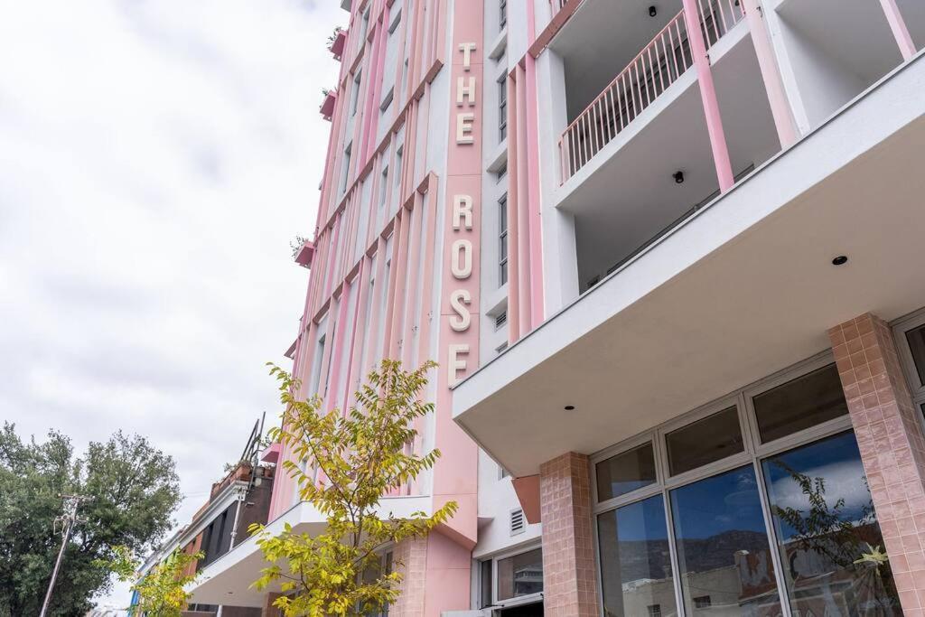 The Rose 107: Modern Corner Unit With Balcony ~ Apartment *