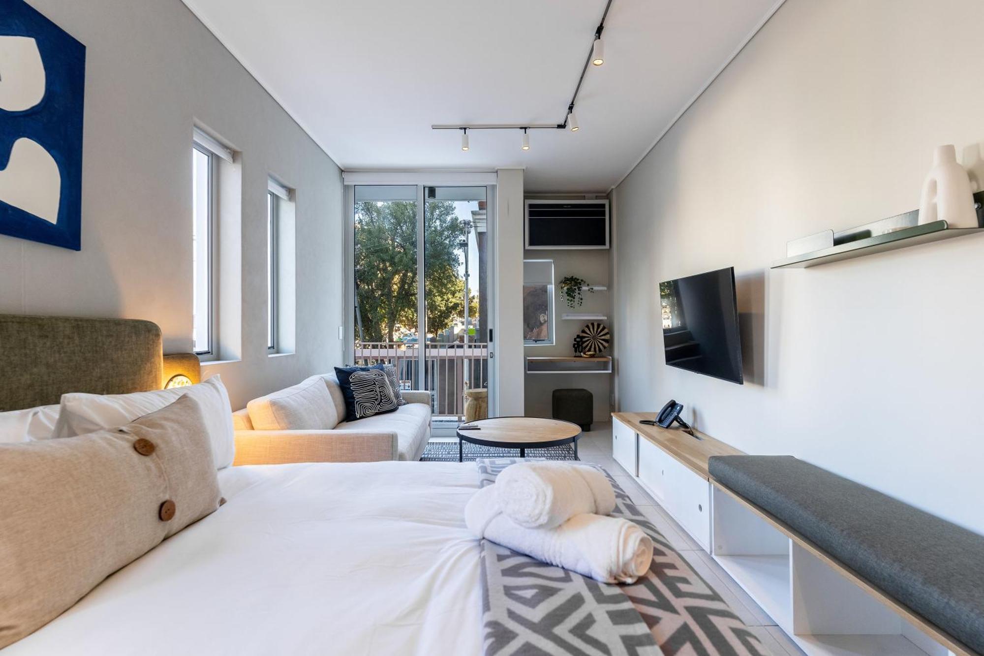 The Rose 107: Modern Corner Unit With Balcony ~ Apartment